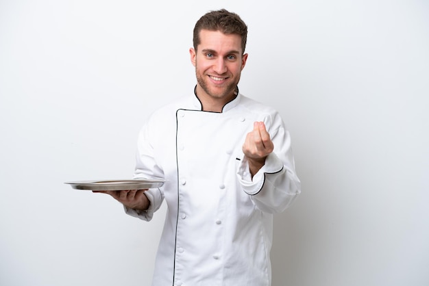 Chef prezentând un preparat